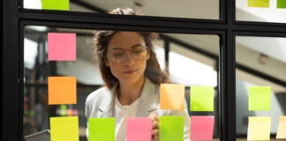 carreras-de-ciencias-de-la-empresa-asi-funciona-la-formacion-semipresencial