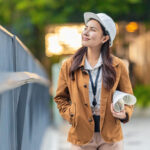 ¿Se puede medir la felicidad en logros y progreso? Estudiante aprendiendo y descubriendo que la educación ayuda a obtener la felicidad.