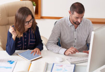 ¿Podría un economista salvar al Perú más que un político? Economistas revisando indicadores económicos y gráficos para analizar la situación del Perú