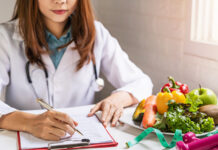 Alimentación saludable como clave para prevenir trastornos alimenticios nutricionista brindando principios saludables