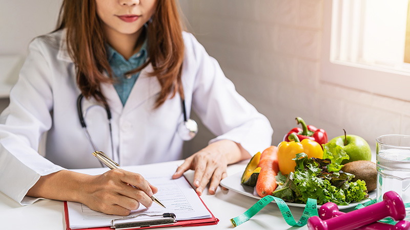nutricionista brindando principios saludables