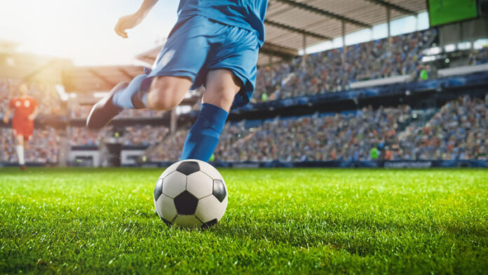Football,World,Championship:,Soccer,Player,Runs,To,Kick,The,Ball. Día Mundial del Fútbol celebrando el impacto de la terapia física en deportistas