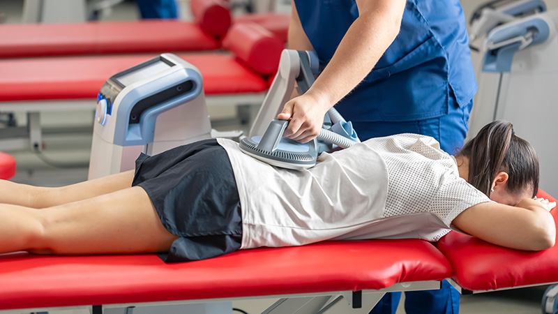 Rehabilitación lumbar con tecnología de terapia física aplicada en jugadora de fútbol