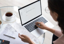 Emprendedora peruana lleva el control de sus finanzas personales y el control regular de las finanzas de su empresa por separado.