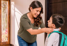 Madre ayudando a su hijo a prepararse para ir al colegio