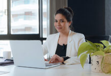 89 % de éxito laboral en la modalidad A Distancia Profesional con alta empleabilidad en Universidad Continental trabajando en oficina moderna