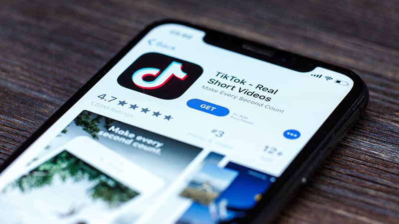 LinkedIn vs TikTok: ¿Dónde consiguen trabajo los profesionales peruanos de 30+ realmente?