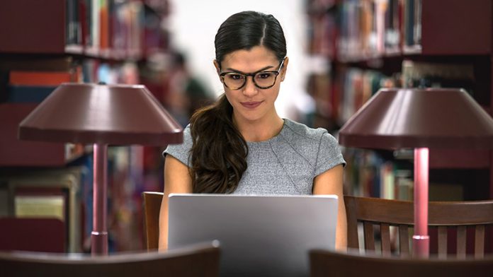 Carrera de Derecho acreditada por CONAED: ¿qué beneficios obtienes como estudiante?