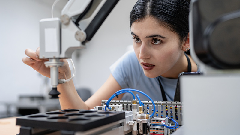 Jobs, Gates y Zuckerberg dejaron la universidad, Descubre si en verdad vale la pena estudiar en la universidad