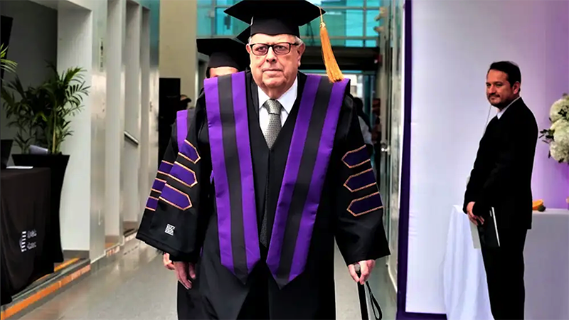 Julio Velarde recibe el Doctor Honoris Causa de la Universidad Continental
