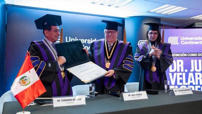 Julio Velarde recibe el Doctor Honoris Causa de la Universidad Continental